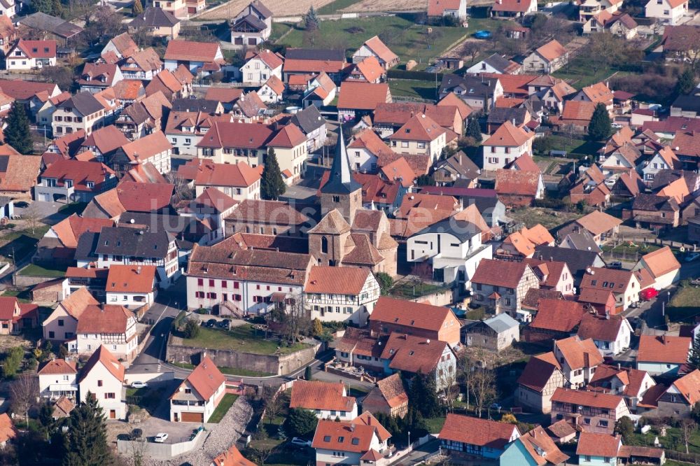 Surbourg von oben - Kirchengebäude des Presbytère Catholique im Altstadt- Zentrum in Surbourg in Grand Est, Frankreich