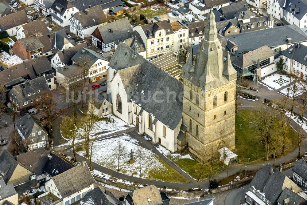 Brilon aus der Vogelperspektive: Kirchengebäude der Probsteikirche in Brilon im Bundesland Nordrhein-Westfalen, Deutschland