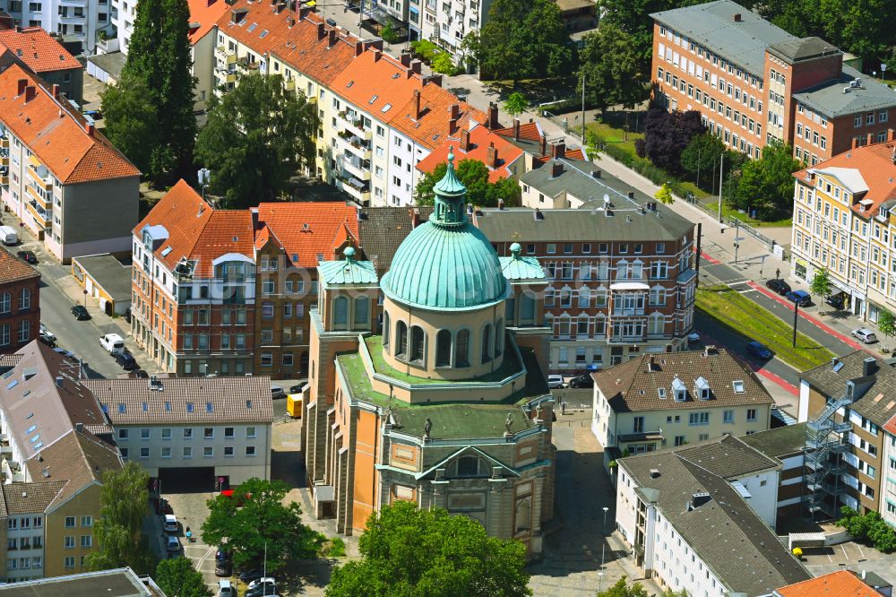 Hannover von oben - Kirchengebäude Propsteikirche Basilika St. Clemens in Hannover im Bundesland Niedersachsen, Deutschland