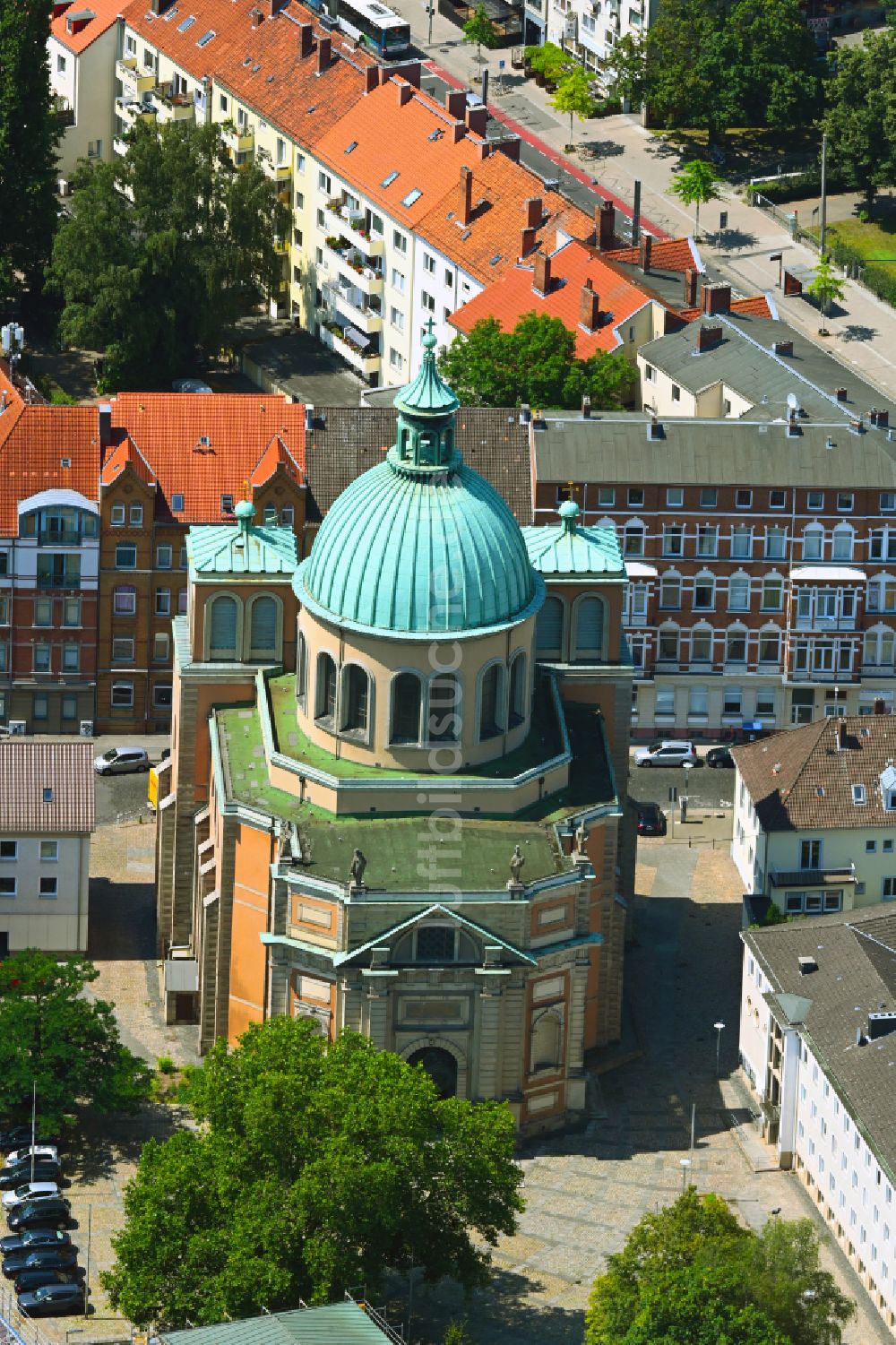 Hannover aus der Vogelperspektive: Kirchengebäude Propsteikirche Basilika St. Clemens in Hannover im Bundesland Niedersachsen, Deutschland