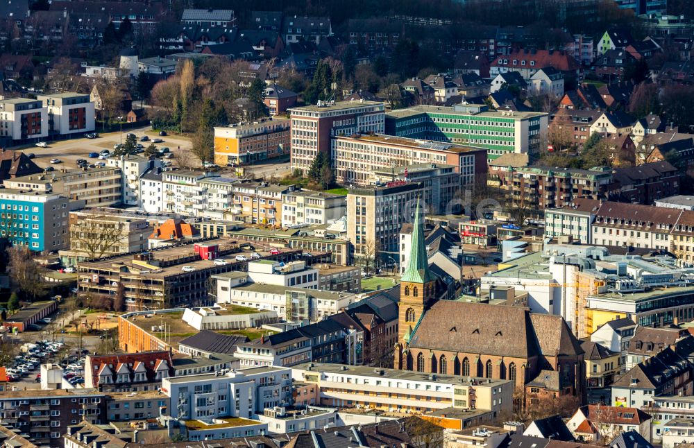 Bottrop von oben - Kirchengebäude der Propsteikirche St. Cyriakus an der Hochstraße in Bottrop im Bundesland Nordrhein-Westfalen