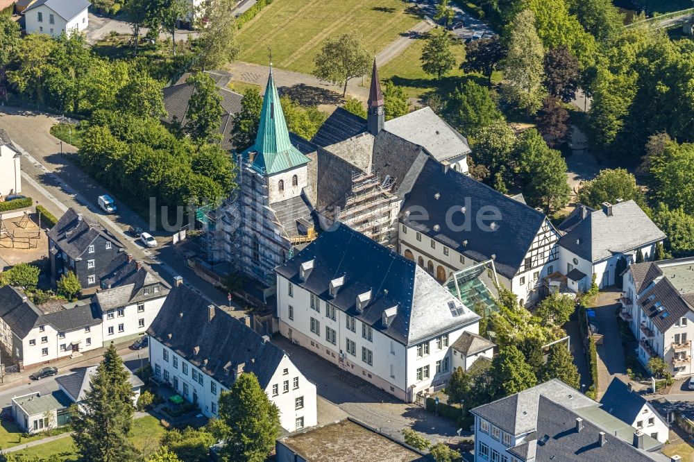 Arnsberg von oben - Kirchengebäude der Propsteikirche St. Laurentius am Kloster Wedinghausen in Arnsberg im Bundesland Nordrhein-Westfalen, Deutschland