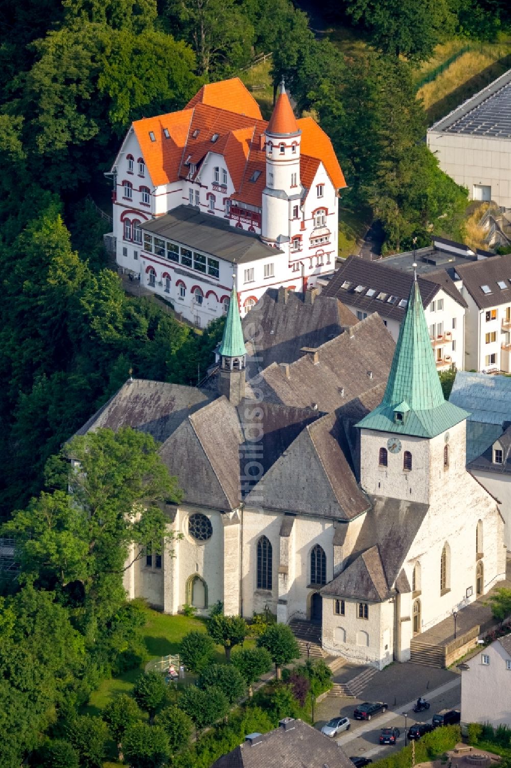 Arnsberg aus der Vogelperspektive: Kirchengebäude der Propsteikirche St. Laurentius und Kloster Wedinghausen sowie das Altenheim Senioren-Wohnpark Arnsberg in Arnsberg im Bundesland Nordrhein-Westfalen