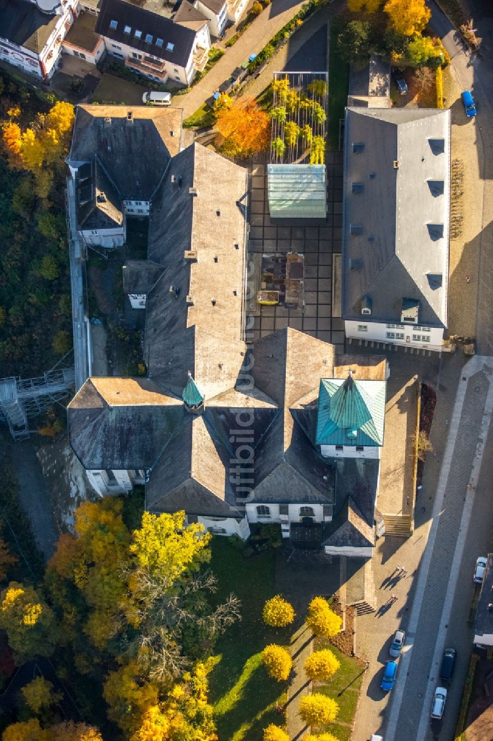 Arnsberg von oben - Kirchengebäude der Propsteikirche St.Laurentius des ehemaligen Chorherrenstifts Kloster Wedinghausen in Arnsberg im Bundesland Nordrhein-Westfalen