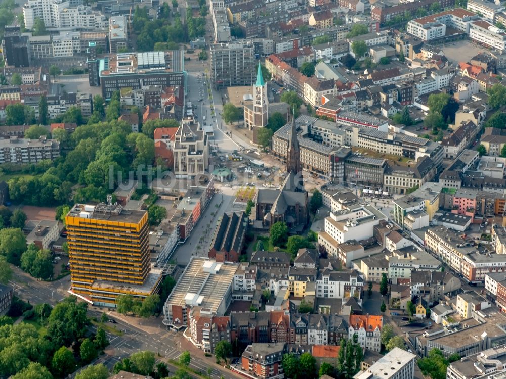 Gelsenkirchen aus der Vogelperspektive: Kirchengebäude Propsteipfarrei St. Augustinus in der Ahstraße und die Evangelische Altstadtkirche am Heinrich-König-Platz im Altstadt- Zentrum in Gelsenkirchen im Bundesland Nordrhein-Westfalen