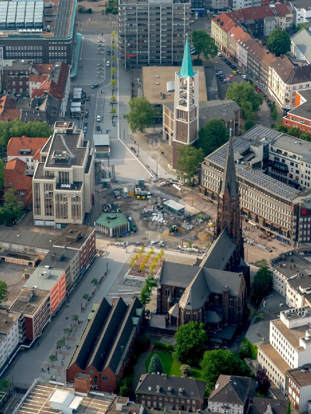 Luftbild Gelsenkirchen - Kirchengebäude Propsteipfarrei St. Augustinus in der Ahstraße und die Evangelische Altstadtkirche am Heinrich-König-Platz im Altstadt- Zentrum in Gelsenkirchen im Bundesland Nordrhein-Westfalen