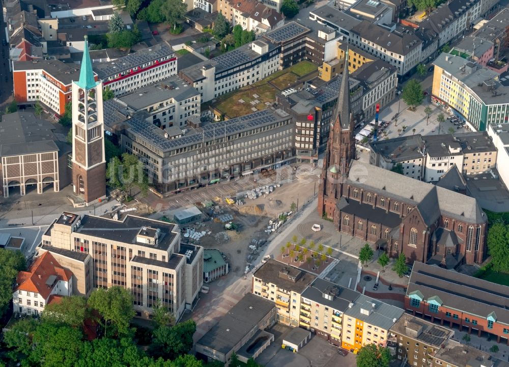 Luftaufnahme Gelsenkirchen - Kirchengebäude Propsteipfarrei St. Augustinus in der Ahstraße und die Evangelische Altstadtkirche am Heinrich-König-Platz im Altstadt- Zentrum in Gelsenkirchen im Bundesland Nordrhein-Westfalen