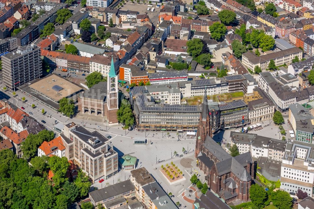 Gelsenkirchen aus der Vogelperspektive: Kirchengebäude Propsteipfarrei St. Augustinus in der Ahstraße und die Evangelische Altstadtkirche am Heinrich-König-Platz im Altstadt- Zentrum in Gelsenkirchen im Bundesland Nordrhein-Westfalen