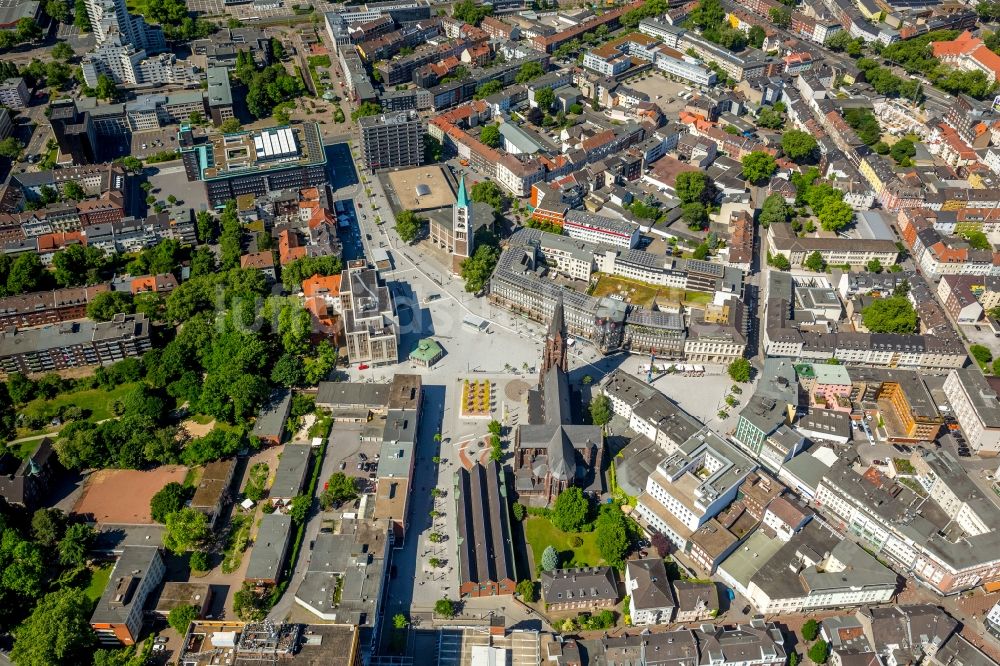 Gelsenkirchen von oben - Kirchengebäude Propsteipfarrei St. Augustinus in der Ahstraße und die Evangelische Altstadtkirche am Heinrich-König-Platz im Altstadt- Zentrum in Gelsenkirchen im Bundesland Nordrhein-Westfalen