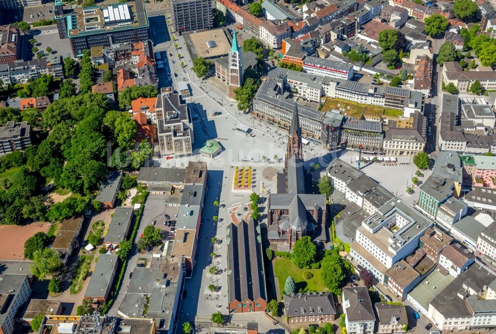 Luftbild Gelsenkirchen - Kirchengebäude Propsteipfarrei St. Augustinus in der Ahstraße und die Evangelische Altstadtkirche am Heinrich-König-Platz im Altstadt- Zentrum in Gelsenkirchen im Bundesland Nordrhein-Westfalen