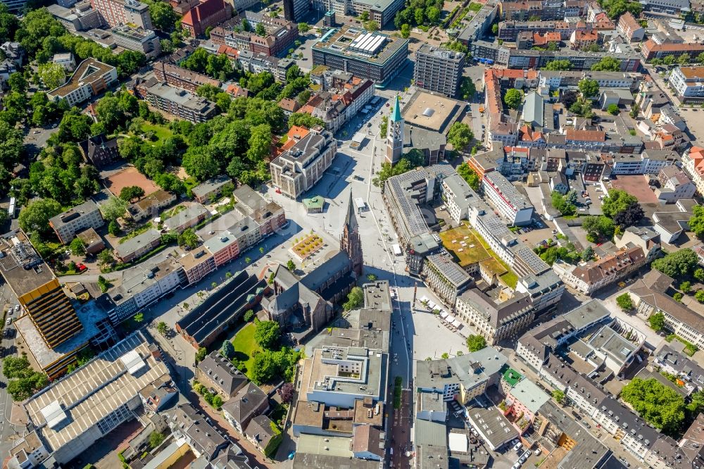 Luftaufnahme Gelsenkirchen - Kirchengebäude Propsteipfarrei St. Augustinus in der Ahstraße und die Evangelische Altstadtkirche am Heinrich-König-Platz im Altstadt- Zentrum in Gelsenkirchen im Bundesland Nordrhein-Westfalen