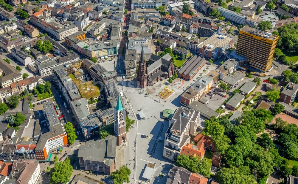 Gelsenkirchen aus der Vogelperspektive: Kirchengebäude Propsteipfarrei St. Augustinus in der Ahstraße und die Evangelische Altstadtkirche am Heinrich-König-Platz im Altstadt- Zentrum in Gelsenkirchen im Bundesland Nordrhein-Westfalen