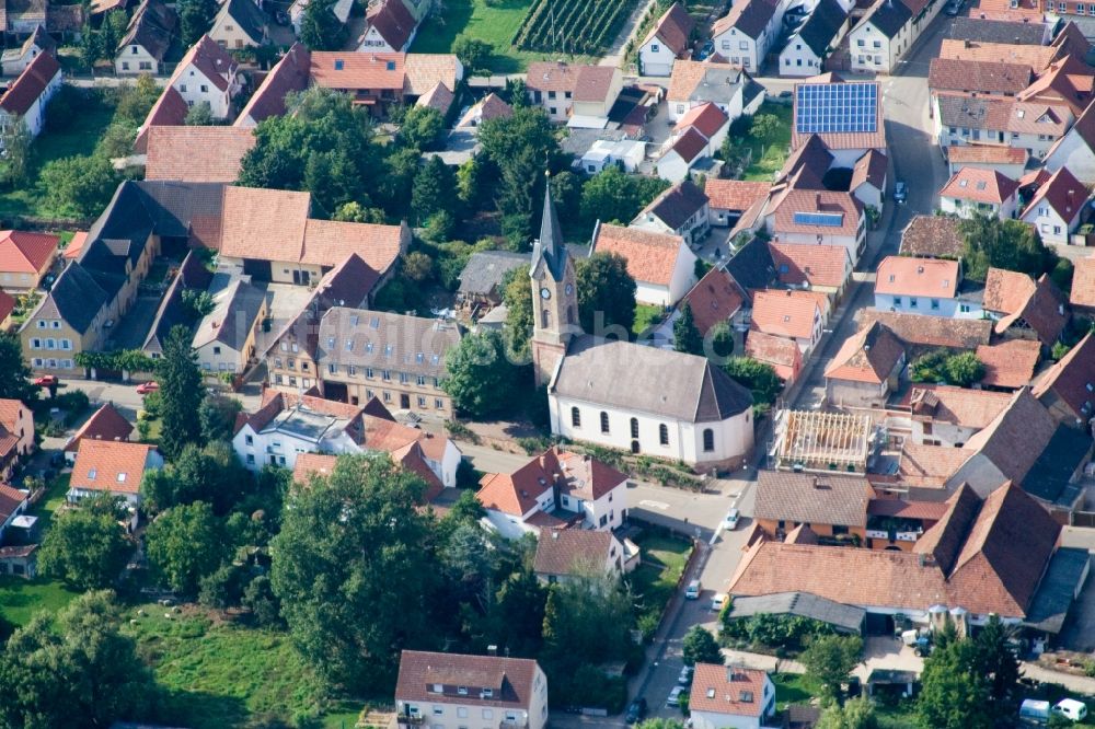 Essingen von oben - Kirchengebäude der Protestantischen Kirche in der Dorfmitte in Essingen im Bundesland Rheinland-Pfalz