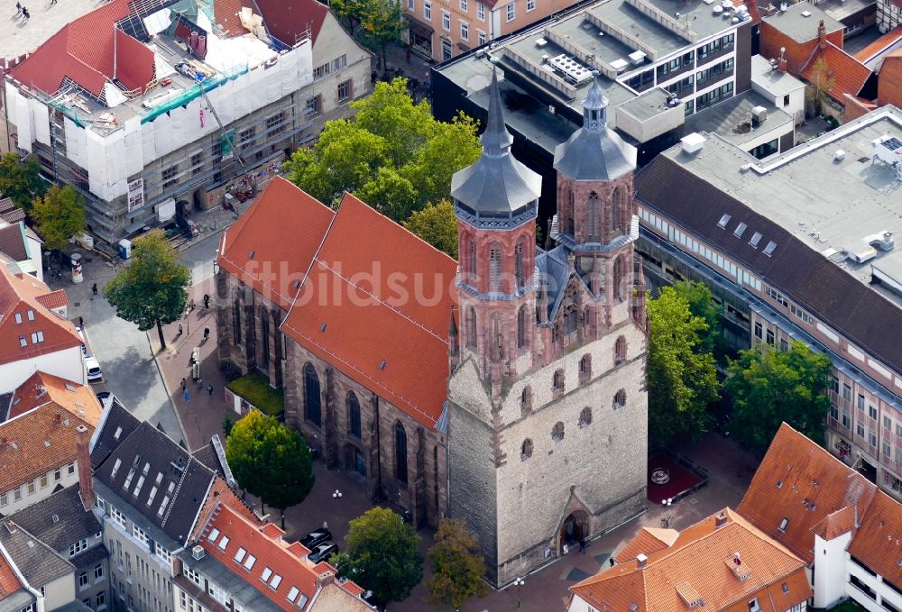 Göttingen aus der Vogelperspektive: Kirchengebäude der Rats- und Marktkirche St. Johannis in Göttingen im Bundesland Niedersachsen, Deutschland