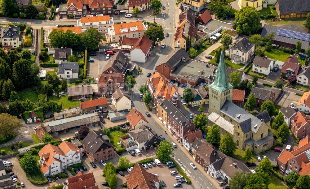 Luftaufnahme Rhynern - Kirchengebäude St. Regina am Sankt-Reginen-Platz in Rhynern im Bundesland Nordrhein-Westfalen, Deutschland