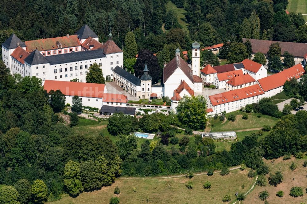 Luftaufnahme Wolfegg - Kirchengebäude Renaissance Schloss mit Pfarr und Stiftskirche St Katharina in Wolfegg im Bundesland Baden-Württemberg, Deutschland