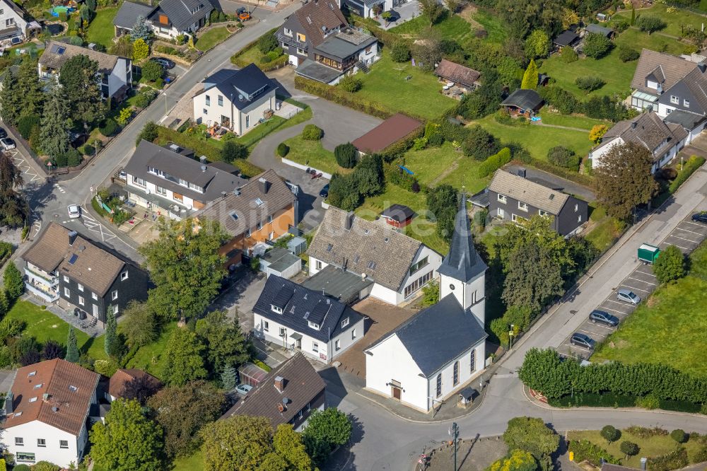 Rüggeberg von oben - Kirchengebäude in Rüggeberg im Bundesland Nordrhein-Westfalen, Deutschland