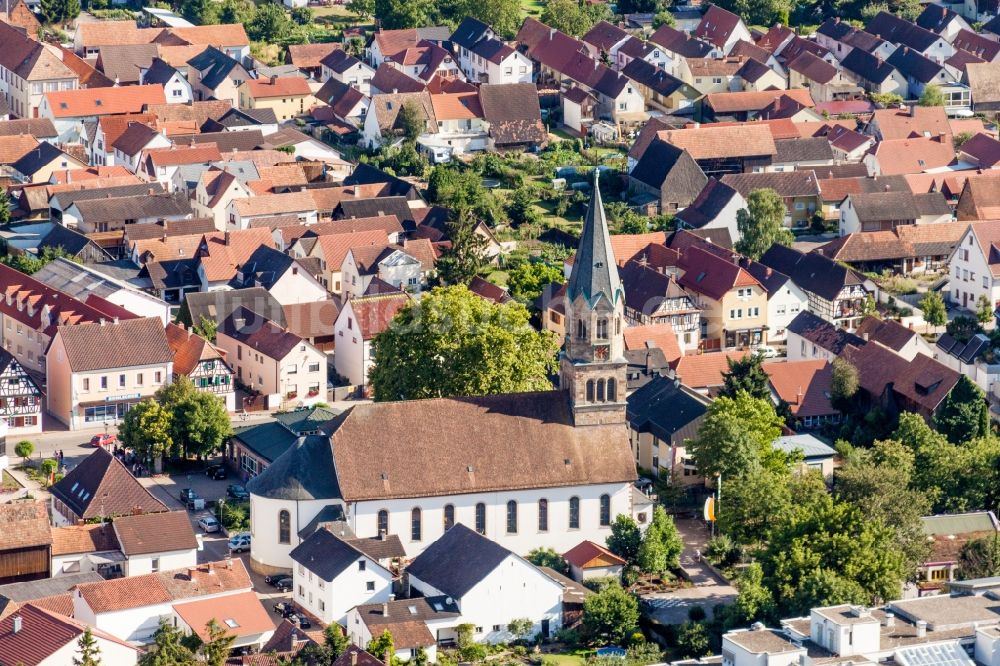 Rülzheim von oben - Kirchengebäude in Rülzheim im Bundesland Rheinland-Pfalz, Deutschland