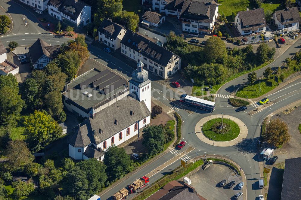 Rönkhausen von oben - Kirchengebäude in Rönkhausen im Bundesland Nordrhein-Westfalen, Deutschland