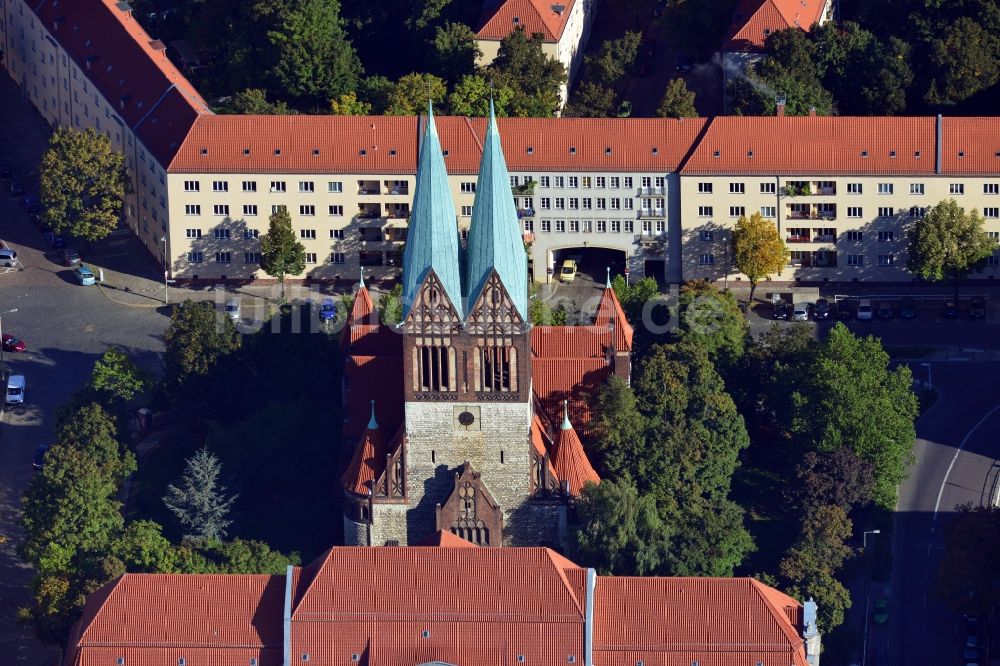 Berlin von oben - Kirchengebäude am Roedeliusplatz im Ortsteil Lichtenberg in Berlin, Deutschland