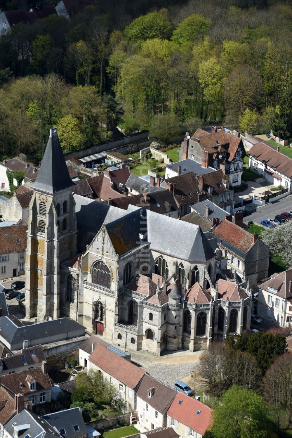 Clermont aus der Vogelperspektive: Kirchengebäude an der Rue de la République im Altstadt- Zentrum in Clermont in Nord-Pas-de-Calais Picardie, Frankreich