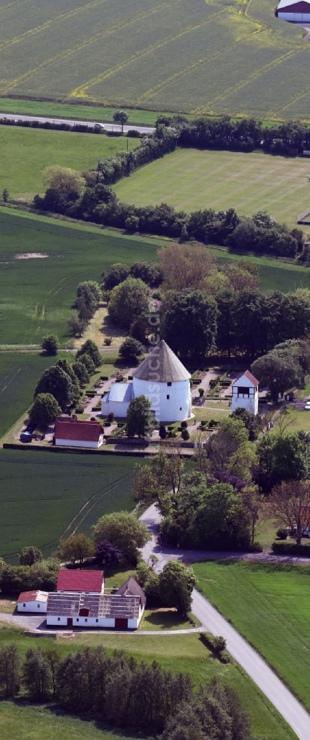 Luftaufnahme Aakirkeby - Kirchengebäude der Rundkirche Nylars kirke am Kirkevej in Aakirkeby in Region Hovedstaden, Dänemark