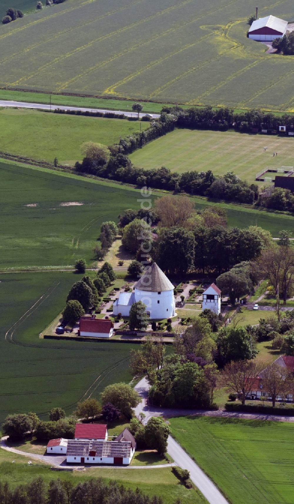 Aakirkeby aus der Vogelperspektive: Kirchengebäude der Rundkirche Nylars kirke am Kirkevej in Aakirkeby in Region Hovedstaden, Dänemark