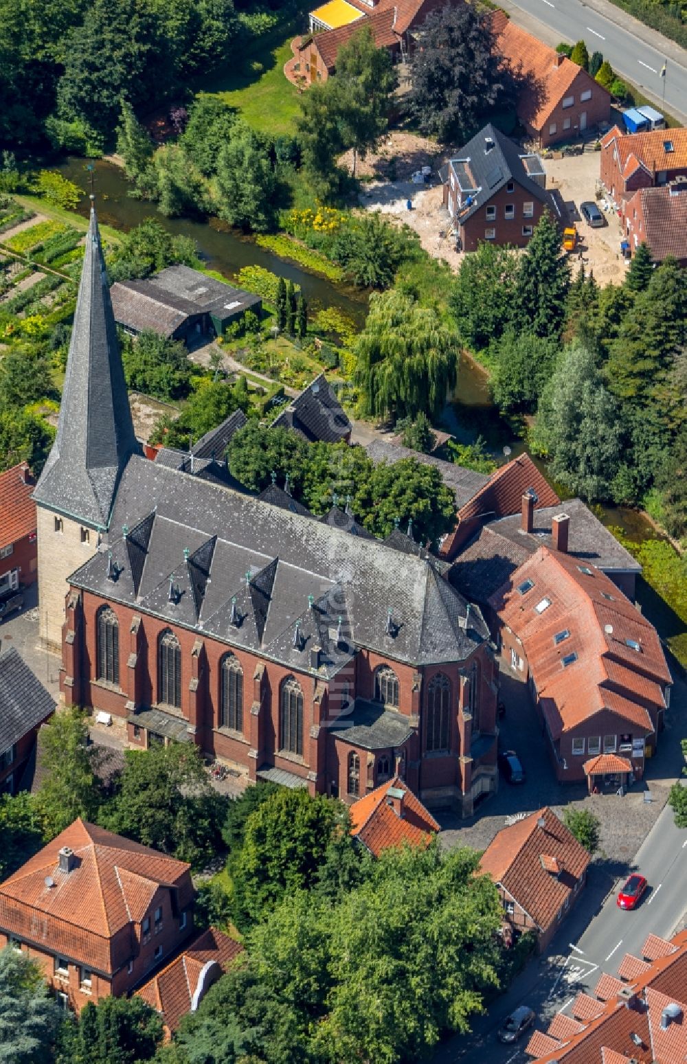 Westbevern von oben - Kirchengebäude der Sacra Scriptura Cornelius und Cyprian in Westbevern im Bundesland Nordrhein-Westfalen, Deutschland