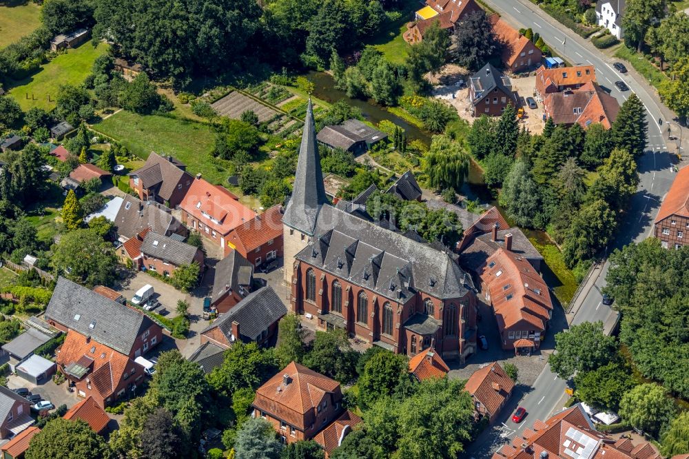 Westbevern aus der Vogelperspektive: Kirchengebäude der Sacra Scriptura Cornelius und Cyprian in Westbevern im Bundesland Nordrhein-Westfalen, Deutschland