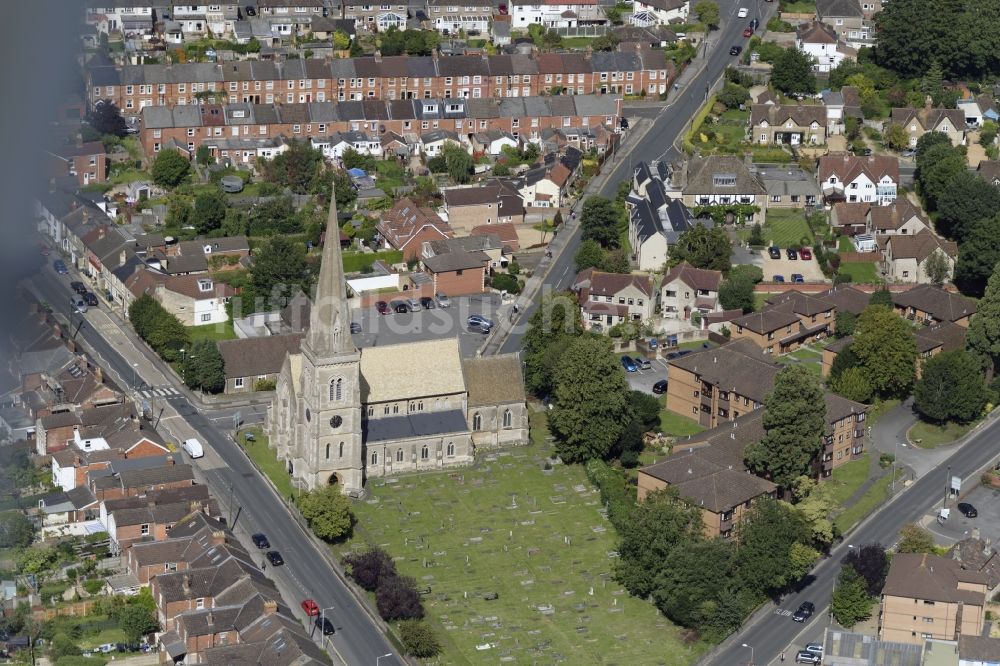 Chippenham von oben - Kirchengebäude der Saint Paul's Church an der Malmesbury Rd in Chippenham in England, Vereinigtes Königreich