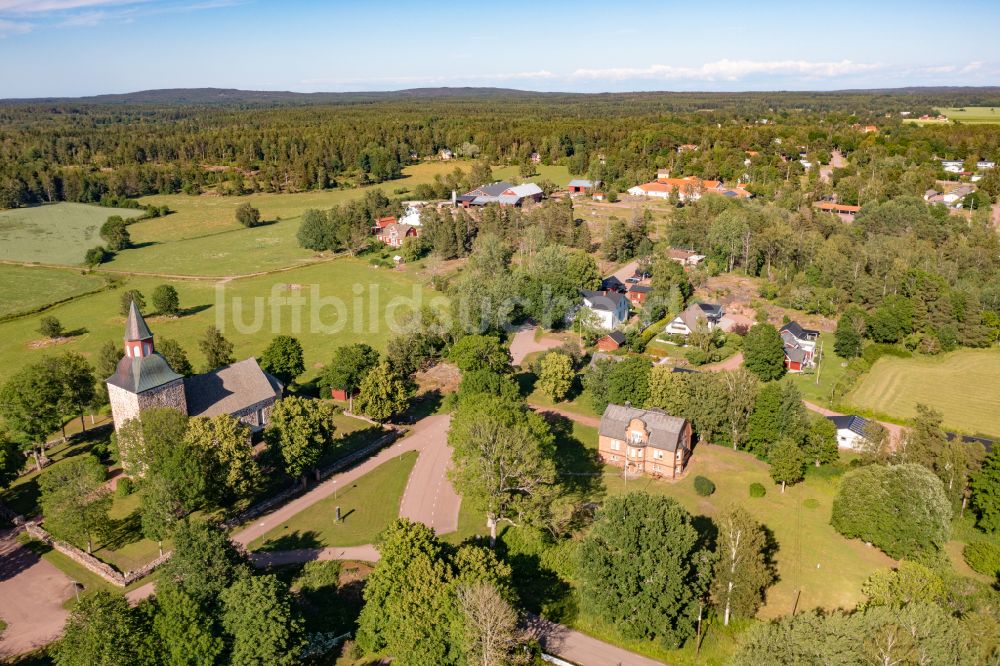 Luftaufnahme Saltvik - Kirchengebäude Saltviks kyrka in Saltvik in Alands landsbygd, Aland