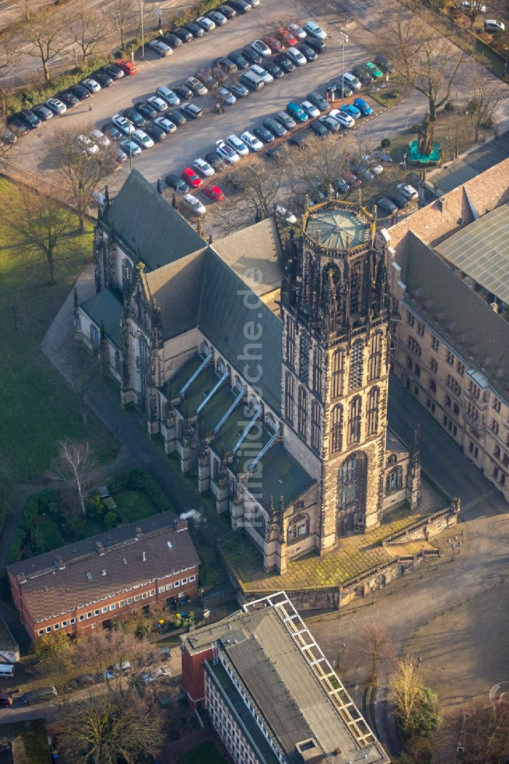 Luftaufnahme Duisburg - Kirchengebäude Salvatorkirche am Burgplatz im Altstadt- Zentrum in Duisburg im Bundesland Nordrhein-Westfalen