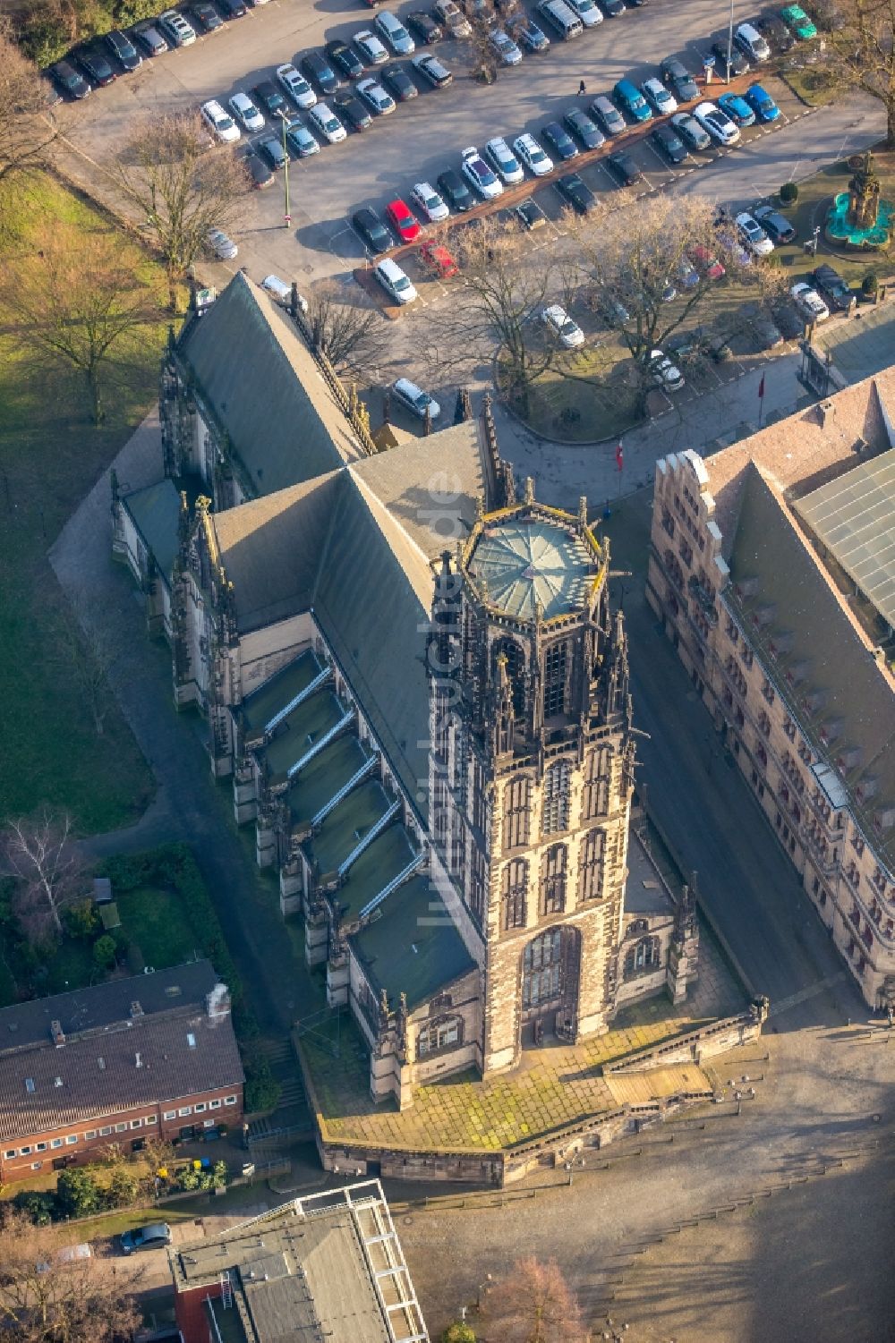 Duisburg von oben - Kirchengebäude Salvatorkirche am Burgplatz im Altstadt- Zentrum in Duisburg im Bundesland Nordrhein-Westfalen