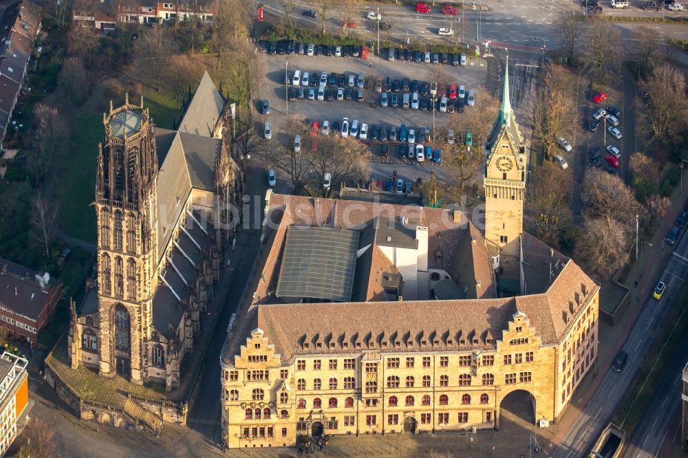 Duisburg aus der Vogelperspektive: Kirchengebäude Salvatorkirche am Burgplatz im Altstadt- Zentrum in Duisburg im Bundesland Nordrhein-Westfalen