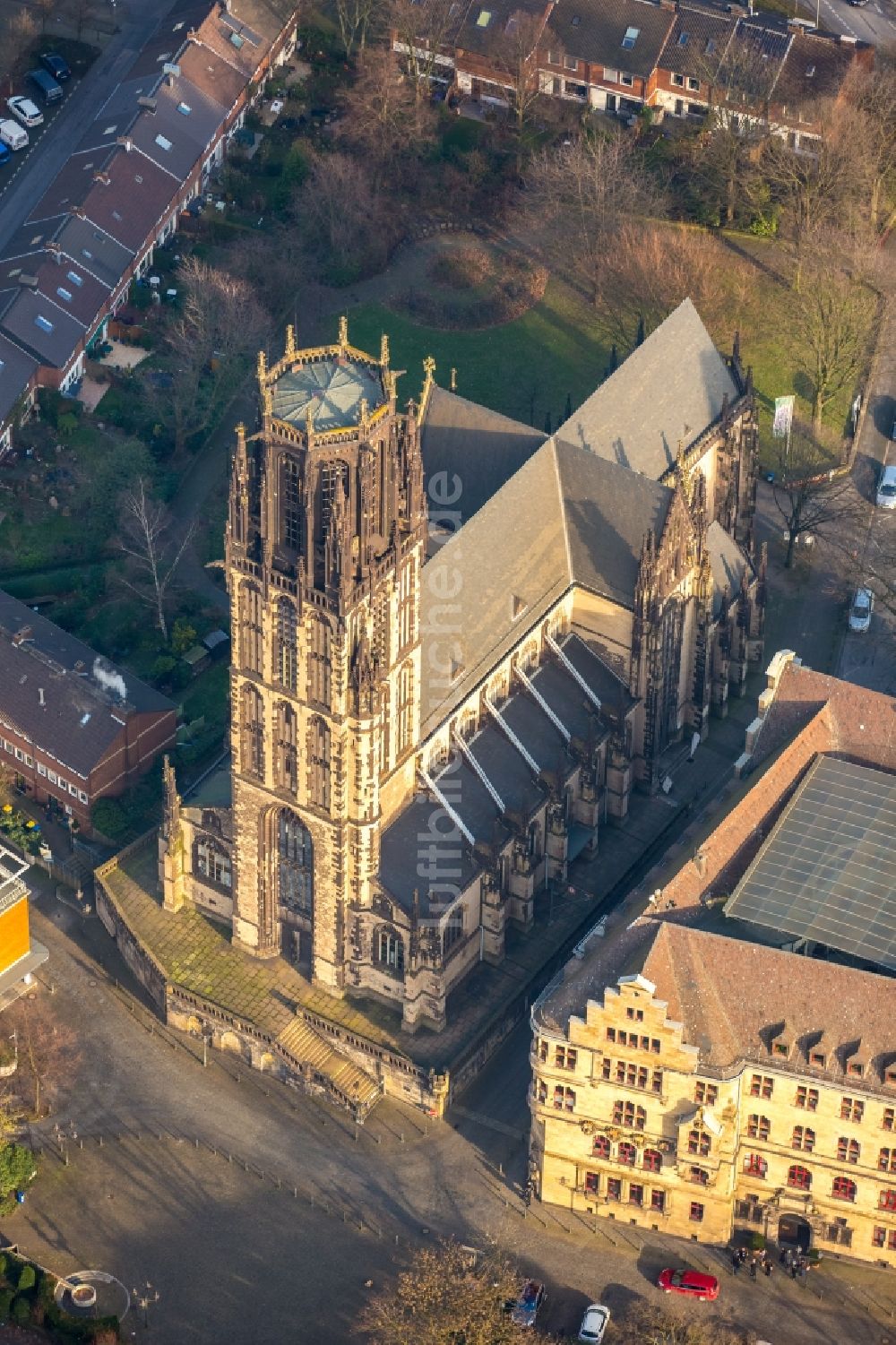 Luftbild Duisburg - Kirchengebäude Salvatorkirche am Burgplatz im Altstadt- Zentrum in Duisburg im Bundesland Nordrhein-Westfalen