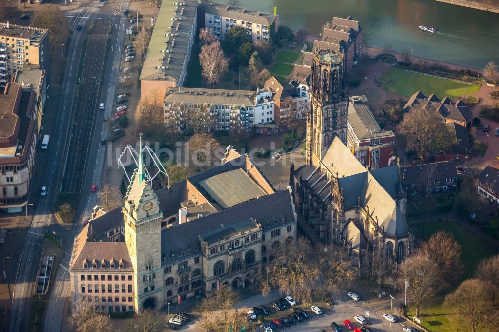 Luftaufnahme Duisburg - Kirchengebäude der Salvatorkirche und Rathaus am herbstlichen Burgplatz von Duisburg im Bundesland Nordrhein-Westfalen