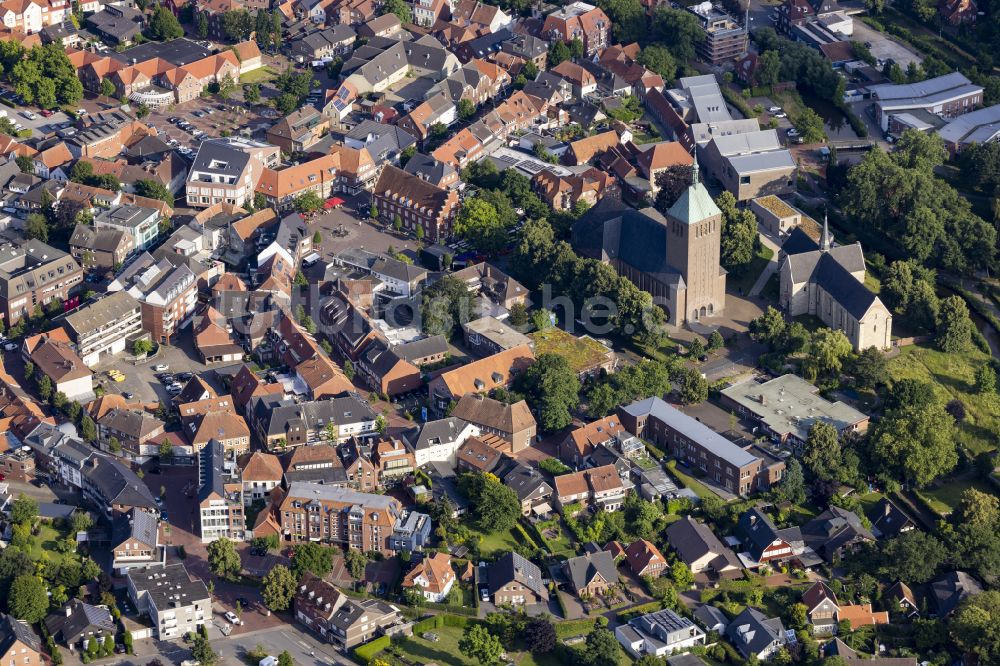 Luftaufnahme Vreden - Kirchengebäude von Sanakt Georg und St. Felizitas-Stiftskirche in der Ortsmitte in Vreden im Bundesland Nordrhein-Westfalen, Deutschland