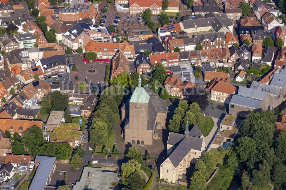 Vreden von oben - Kirchengebäude von Sanakt Georg und St. Felizitas-Stiftskirche in der Ortsmitte in Vreden im Bundesland Nordrhein-Westfalen, Deutschland