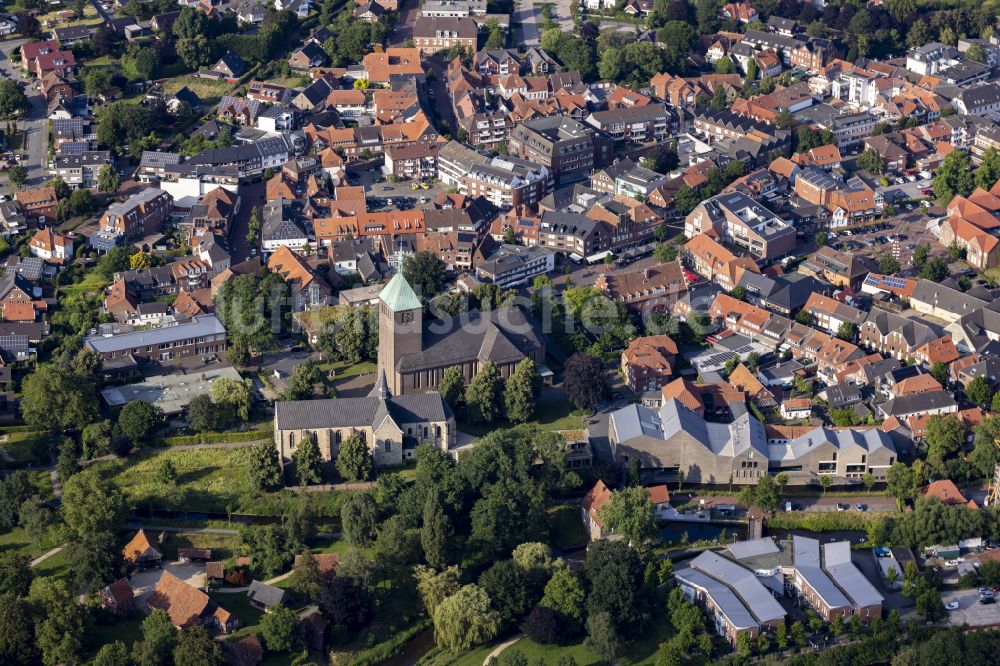 Luftbild Vreden - Kirchengebäude von Sanakt Georg und St. Felizitas-Stiftskirche in der Ortsmitte in Vreden im Bundesland Nordrhein-Westfalen, Deutschland