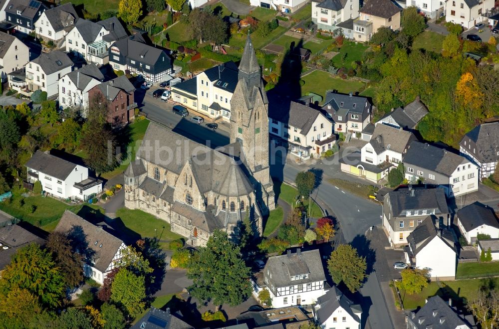 Bestwig von oben - Kirchengebäude der Sankt-Anna-Kirche in Bestwig im Bundesland Nordrhein-Westfalen