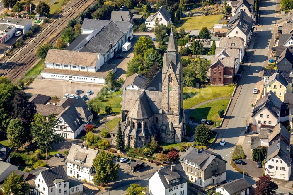 Bestwig von oben - Kirchengebäude der Sankt-Anna-Kirche in Bestwig im Bundesland Nordrhein-Westfalen