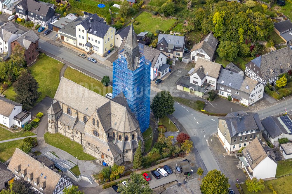 Bestwig von oben - Kirchengebäude der Sankt-Anna-Kirche in Bestwig im Bundesland Nordrhein-Westfalen