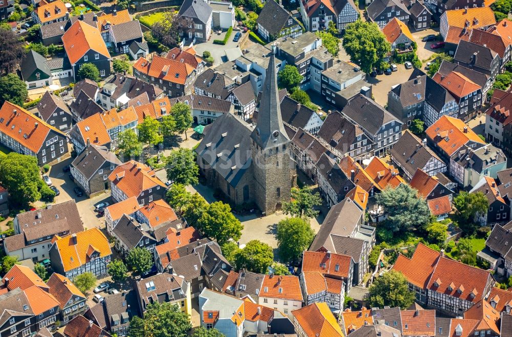 Hattingen aus der Vogelperspektive: Kirchengebäude Sankt Georg Kirche im Altstadt- Zentrum in Hattingen im Bundesland Nordrhein-Westfalen