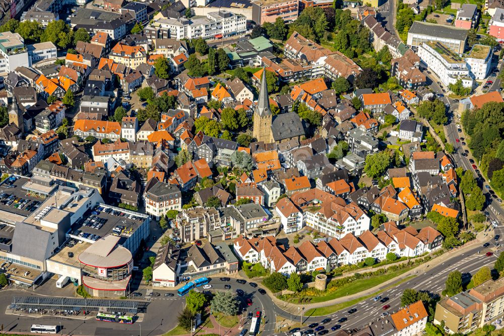 Hattingen von oben - Kirchengebäude Sankt Georg Kirche im Altstadt- Zentrum in Hattingen im Bundesland Nordrhein-Westfalen