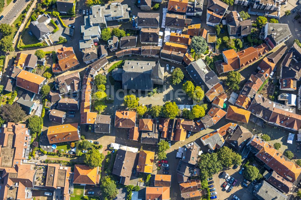 Luftaufnahme Hattingen - Kirchengebäude Sankt Georg Kirche im Altstadt- Zentrum in Hattingen im Bundesland Nordrhein-Westfalen