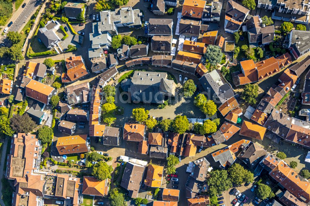 Hattingen von oben - Kirchengebäude Sankt Georg Kirche im Altstadt- Zentrum in Hattingen im Bundesland Nordrhein-Westfalen