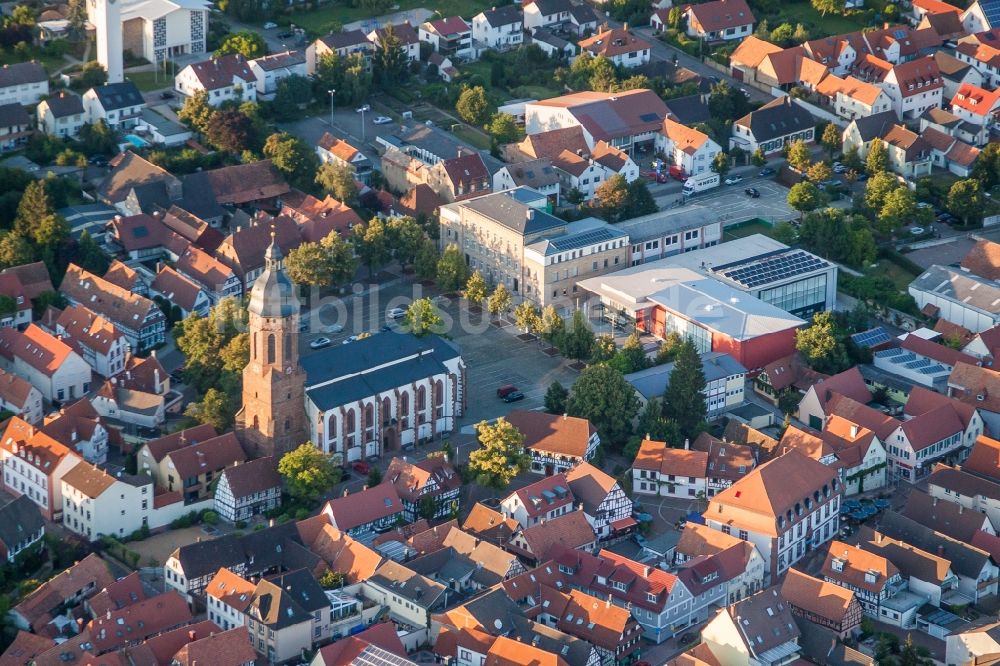 Luftaufnahme Kandel - Kirchengebäude der Sankt Georgskirche mit Martplatz, Stadthalle und Grundschule im Altstadt- Zentrum in Kandel im Bundesland Rheinland-Pfalz, Deutschland