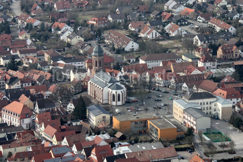 Kandel von oben - Kirchengebäude der Sankt Georgsskirche in Kandel im Bundesland Rheinland-Pfalz