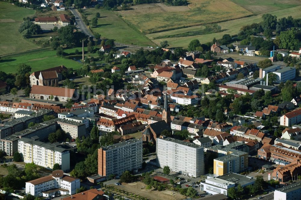 Wolmirstedt von oben - Kirchengebäude der Sankt-Katharinen-Kirche in der Innenstadt in Wolmirstedt im Bundesland Sachsen-Anhalt