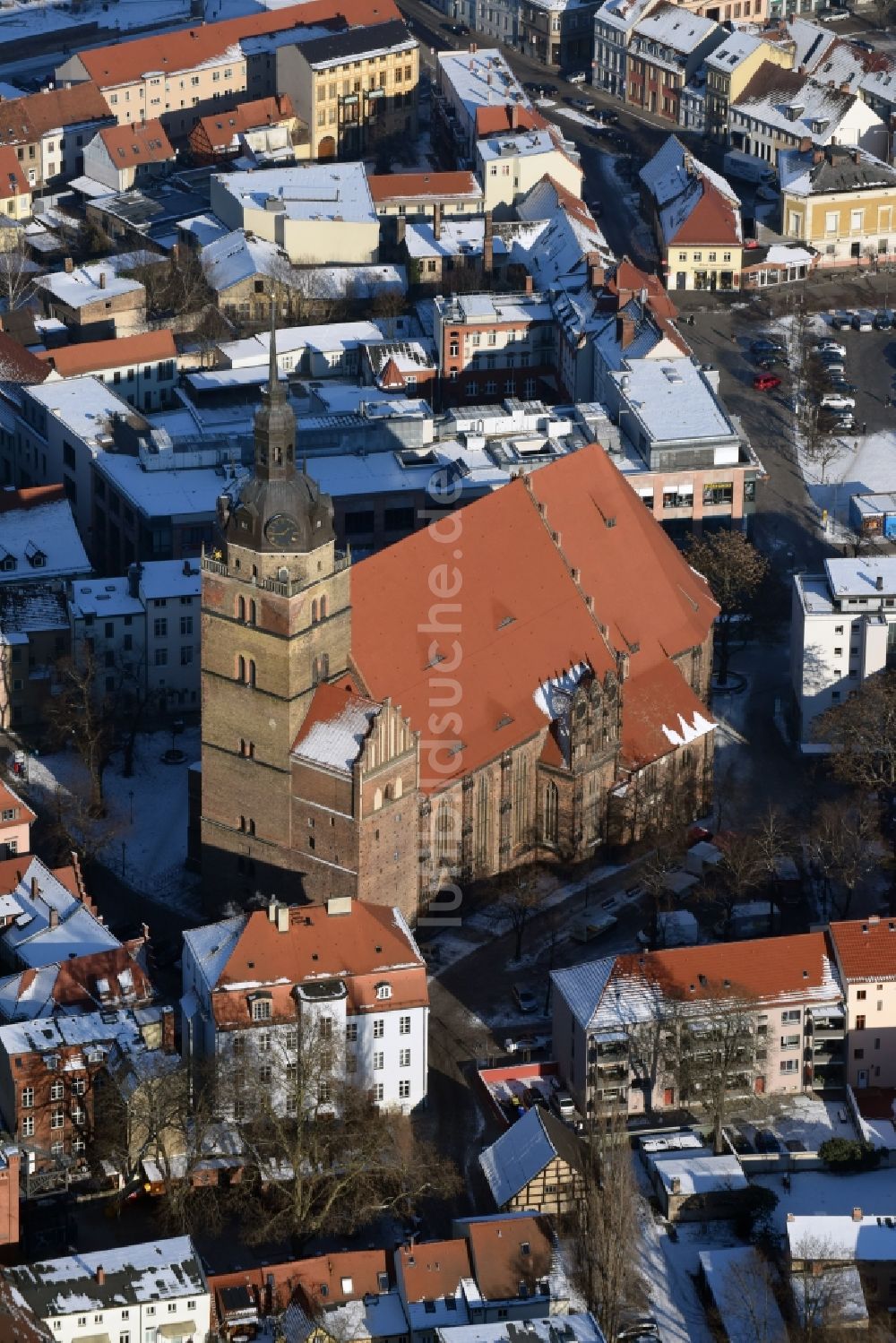 Brandenburg an der Havel aus der Vogelperspektive: Kirchengebäude Sankt Katharinen im winterlich schneebedeckten Altstadt- Zentrum in Brandenburg an der Havel im Bundesland Brandenburg